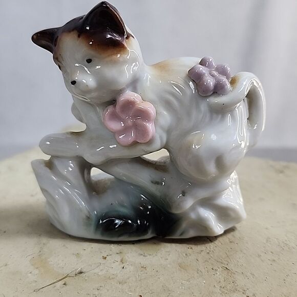 Vintage Cat Figurine with Flowers made in Japan - Picture 2 of 8
